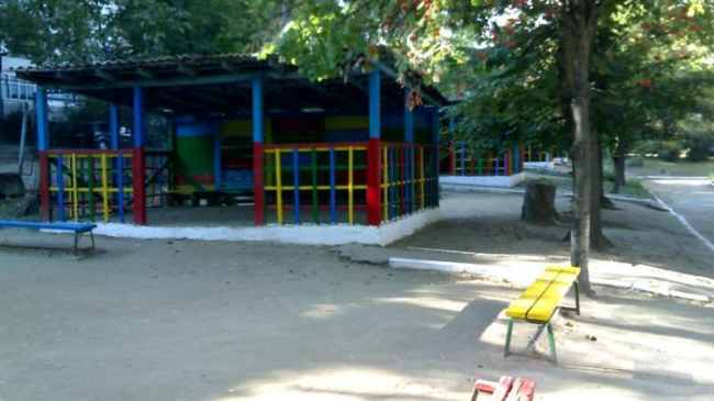 O mamă ar fi snopit în bătaie o educatoare de grădiniță în fața copiilor