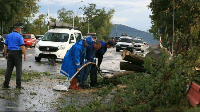 Furtună periculoasă în România: 8 persoane decedate și 137 rănite