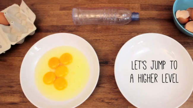 Вы не знали, что так легко можно отделить желток от яичного белка? Учитесь! Полезное видео!