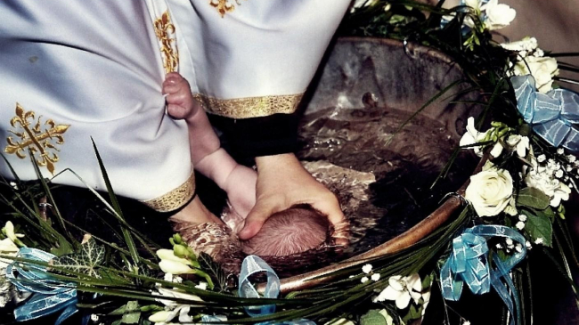 Șocant! Un copilaș a murit în timpul slujbei de botez