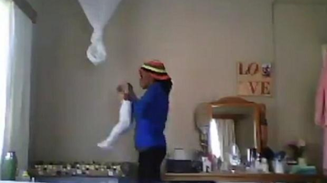 Își lăsaseră copilul cu bona și au plecat de acasă. Când s-au uitat la înregistrarea de pe camera de supraveghere au avut un adevărat șoc