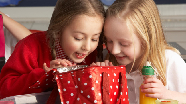 Ce pui în geanta copilului la școală ca să mănânce sănătos