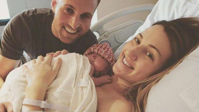 Врач всю ночь принимала роды, а утром родила сама