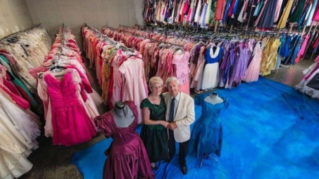 În 56 de ani de căsnicie, un bărbat i-a cumpărat soției 55.000 de rochii