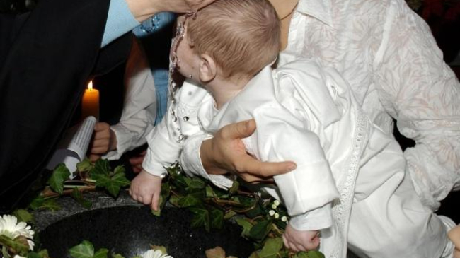 Врачи забили тревогу после смерти младенца во время крещения