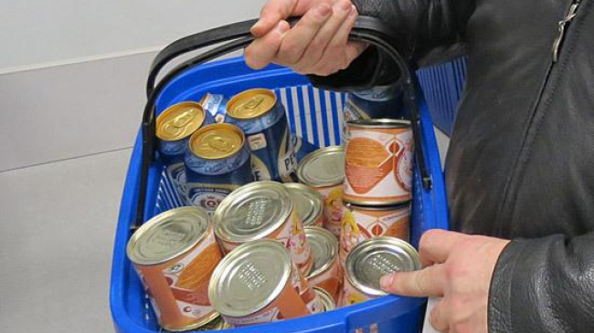 Produse expirate și fără acte de proveniență. Magazinele alimentare în vizorul Poliției