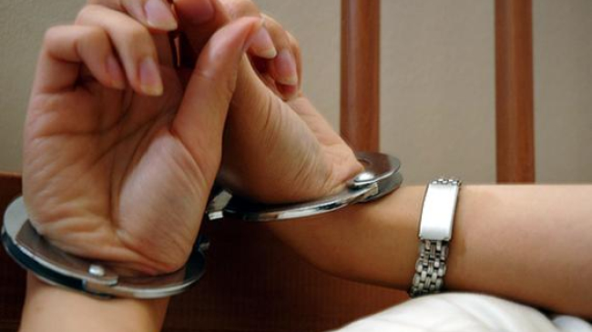 O femeie a fost arestată, după ce a pus peste 100 de copii la vânzare pe internet! Modalitatea de "racolare" este halucinantă