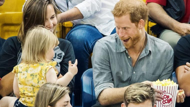 Двухлетняя девочка «украла» попкорн у принца Гарри (ВИДЕО)