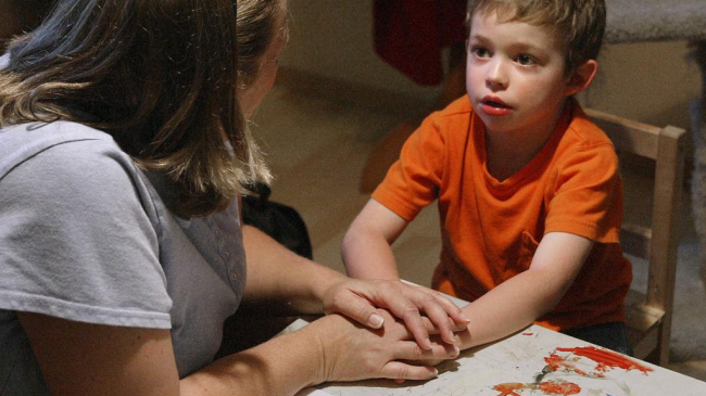 Как помочь ребенку с аутизмом адаптироваться к окружающей среде?