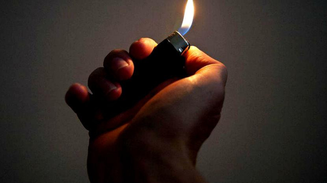 Пятилетняя девочка попала в больницу, поиграв с зажигалкой