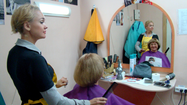 Două profesoare aflate la pensie au fost coafate gratuit la un salon din Chișinău