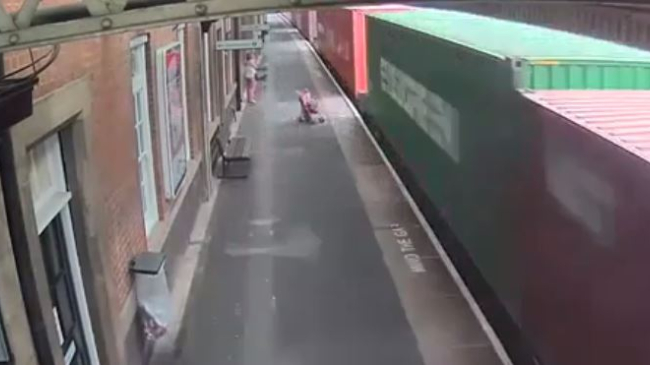 За секунду до: в Великобритании поезд снес детскую коляску