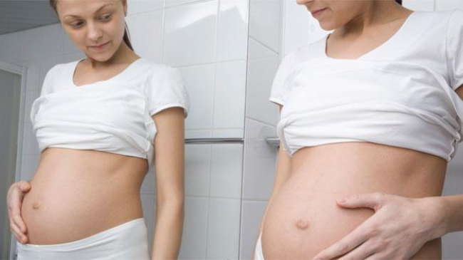 O fată în vârstă de 16 ani a devenit mamă, după 10 avorturi la activ