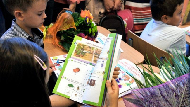 Manuale pentru copii de clasa a III-a pe care nici adulții nu le înțeleg (VIDEO)