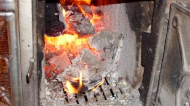 Trei minori au primit intoxicări cu monoxid de carbon în urma exploatării unei sobe defecte