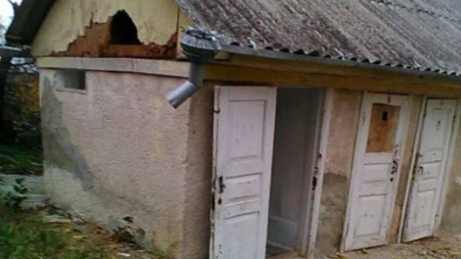 Toaleta din Gimnaziul Săseni, Călăraşi, construită pe banii părinţilor, este interzisă elevilor