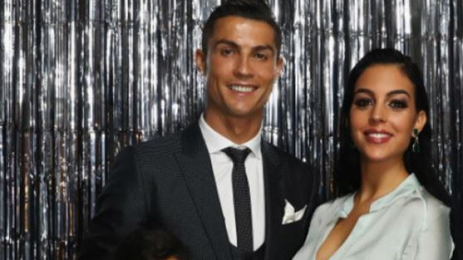 Cristiano Ronaldo a scos-o în lume pe iubita sa însărcinată