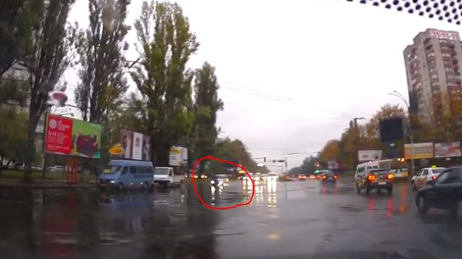 Un pieton s-a aventurat să treacă strada la roșu