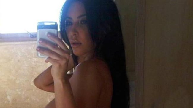 Exclusiv! Selfie cu Kim Kardashian  în pielea goală a ajuns în rețea