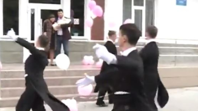 Mămicile din maternități sunt externate cu moderatori, dansuri și mașini de lux