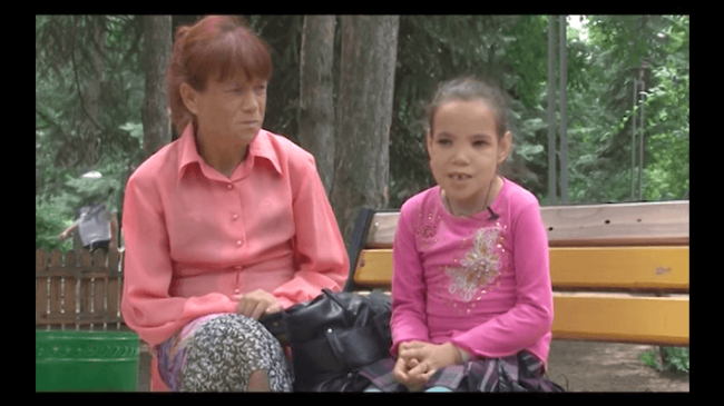 Fata în dializă, care a fost lăsată în noaptea de 21 octombrie cu burta plesnită în stradă, a decedat