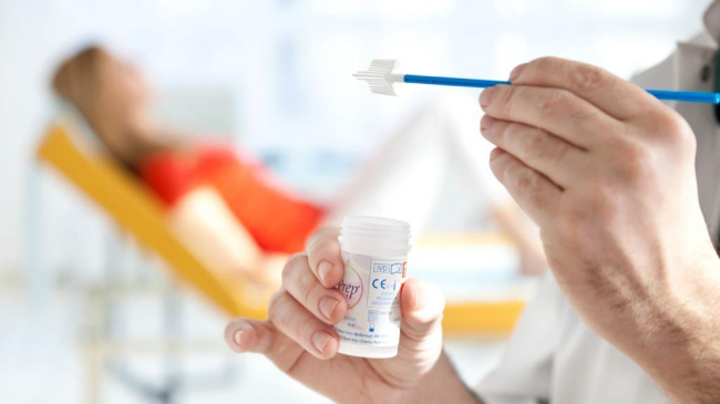 Medicii de familie vor trebui să solicite femeilor și adolescentelor să facă testul Papanicolau