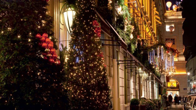 В Париже уже чувствуется атмосфера рождественских праздников (ФОТО)