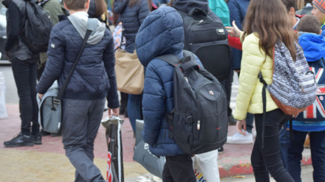 O școală vinde ghiozdane antiglonț