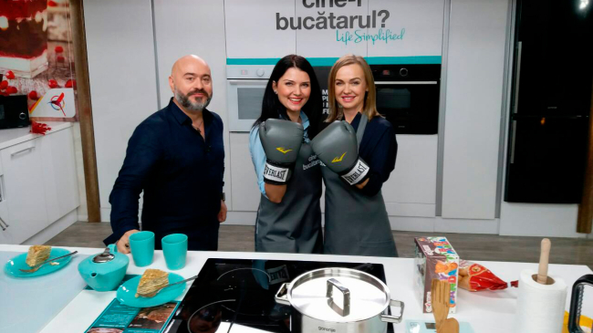 Cine-i bucătarul?: Торт "Сметанник" в исполнении Иоланта Мура и Виктория Букэтару