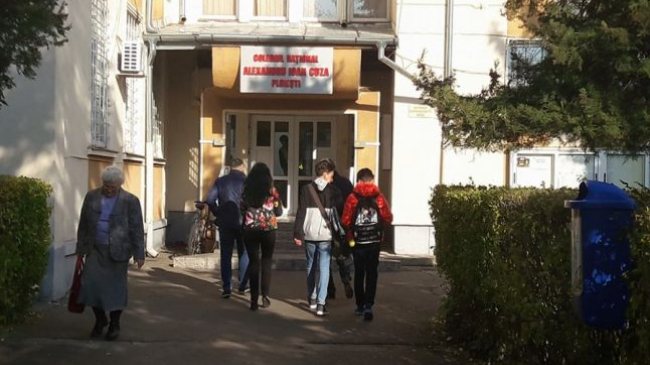 O profesoară a tuns 2 elevi în fața colegilor, pentru că firul de păr nu era de 5 centimetri