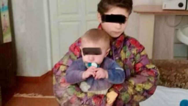 O mamă și-a abandonat cei 4 copii, printre care și un bebeluș de câteva luni