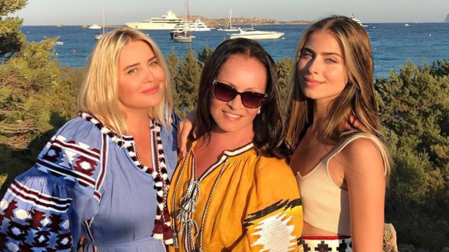 Trei generații: Sofia Rotaru a pozat pentru o revistă din Ucraina alături de nora și nepoata sa