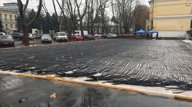 В Кишиневе на улице 31 августа устанавливают каток