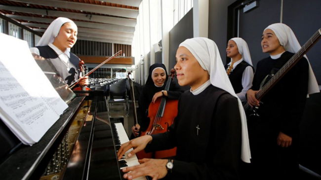 Рок-группа монахинь покорила Папу Римского (ВИДЕО)