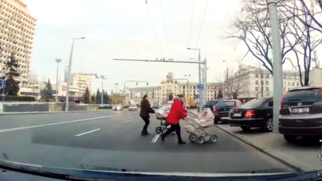 Două mămici cu cărucioare, la un pas de accident, deoarece traversau strada neregulamentar (Video)