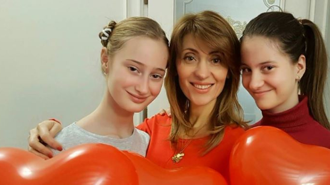 Au emoționat-o până la lacrimi. Ce cadou a primit Aura de la fiicele sale