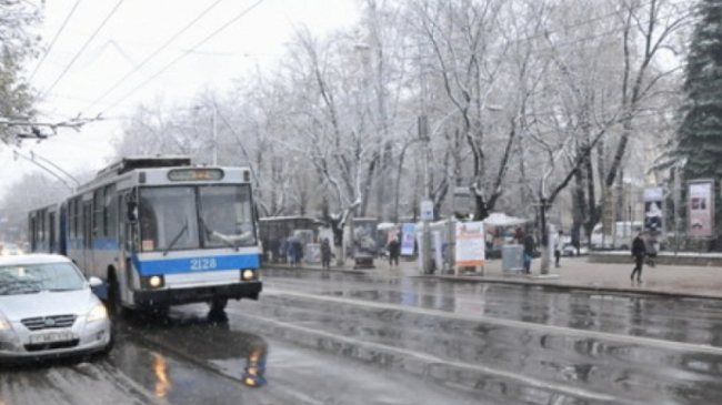 Iarna își face simțită prezența. În capitală ninge ca în poveste