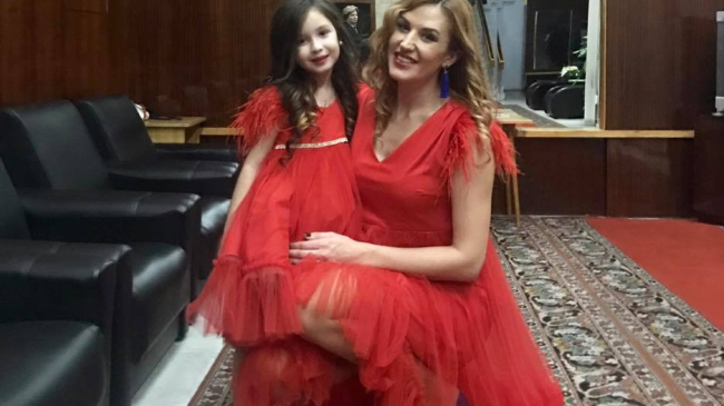 Încă o poză cu burtica Tatianei Heghea. Vedeta apare alături de Regina-Raluca