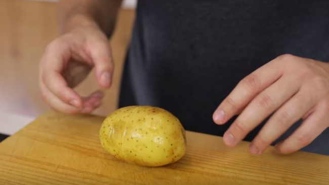 Până acum ai curățat greșit cartofii. Metoda care-ți ia doar câteva secunde