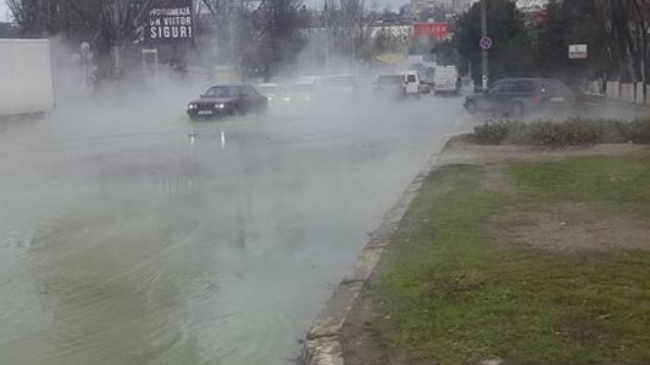 Столичную улицу из-за аварии на теплотрассе накрыло густым паром