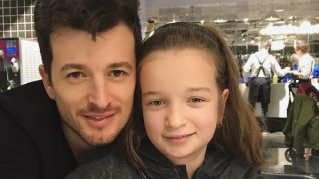 Fiica lui Radu Sîrbu s-a lansat în muzică. Ascultă piesa "Vara de Crăciun"