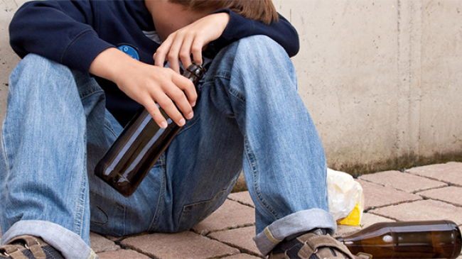 Copil de 12 ani în comă alcoolică. A fost nevoie de intervenţia Poliţiei pentru a fi preluat de Ambulanţă