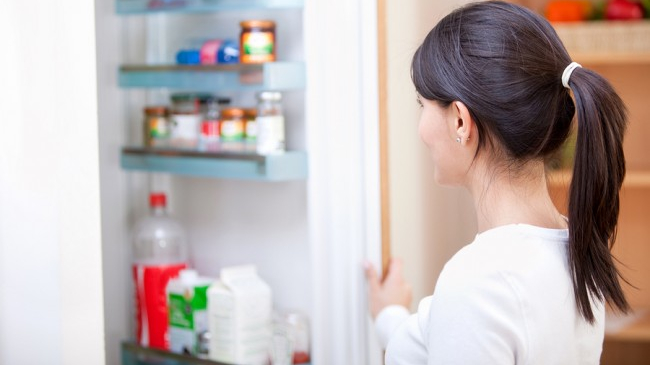 Нашли в холодильнике просроченные продукты? Узнайте, можно ли их употреблять, и при каких условиях!