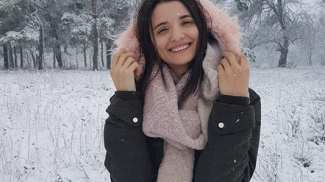 Lilu poartă o ținută care costă sub 200 de lei