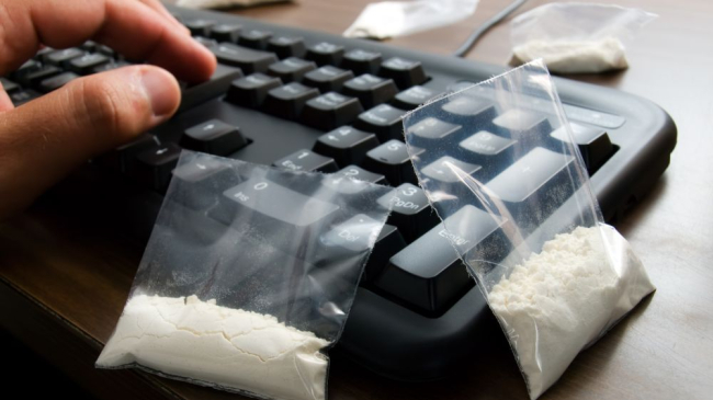 Fiți atenți! Drogurile se vând prin intermediul rețelelor sociale (VIDEO)