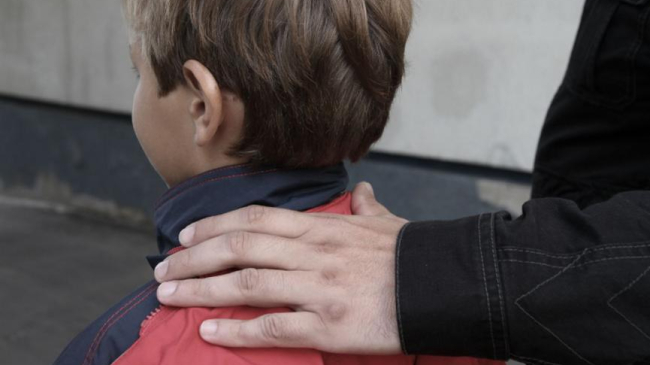 Двоих детей изнасиловал педофил из Молдовы в квартире любовницы