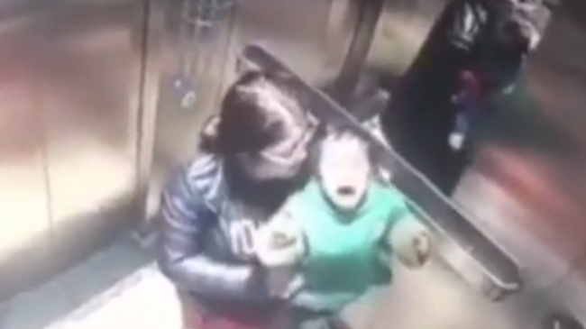 Imagini de groază. O bonă a fost surprinsă în timp ce bătea copilul