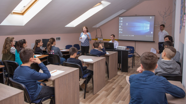 Дети учатся создавать портрет-робот литературных героев при помощи криминалиста