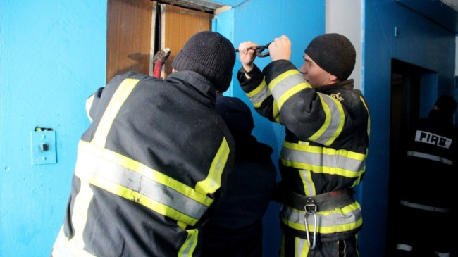 Из-за пожара в столичной высотке, застрял лифт с ребенком