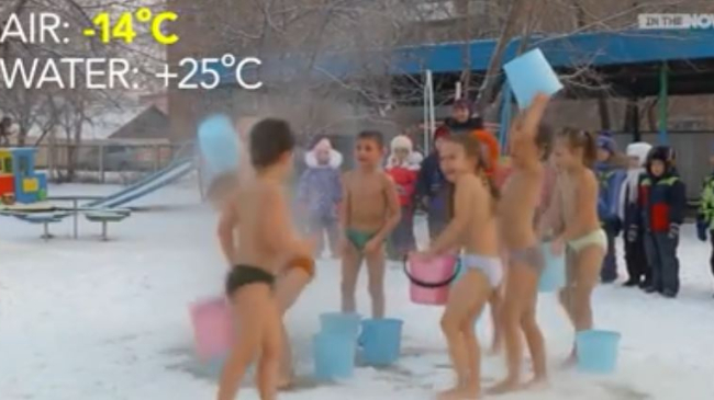 Copiii din Rusia își sporesc imunitatea făcând băi de zăpadă